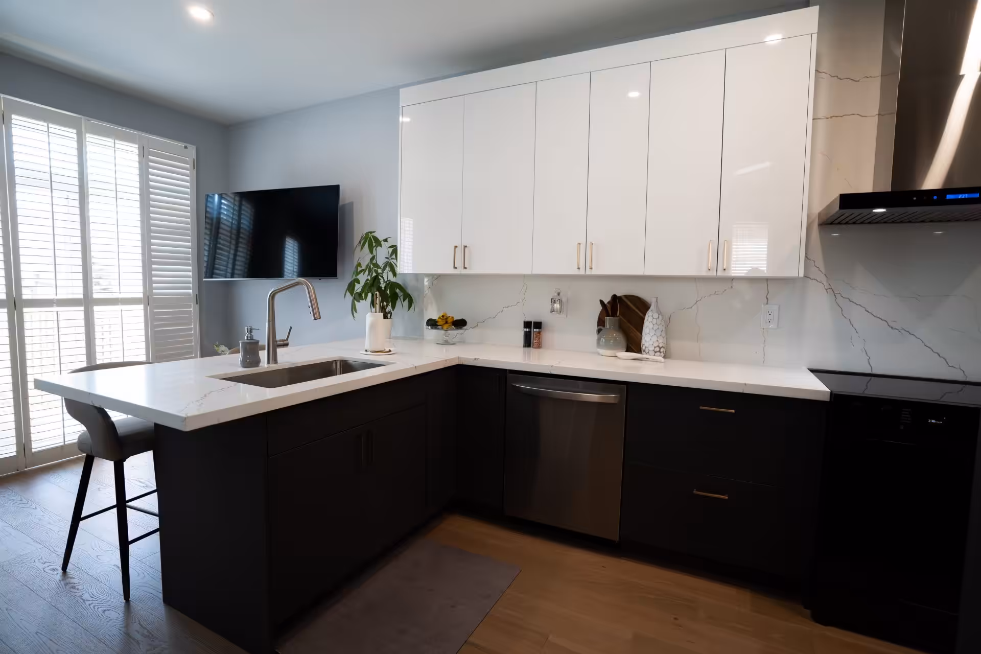Two-tone kitchen with dark base cabinets and white uppers